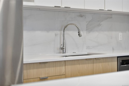 302-5118 Cordova Bay Rd, Saanich, BC - Indoor