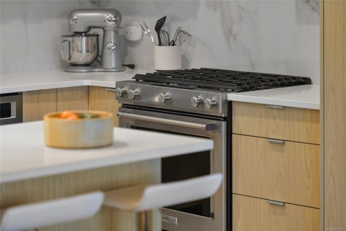 302-5118 Cordova Bay Rd, Saanich, BC - Indoor Photo Showing Kitchen