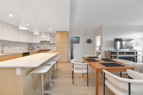 302-5118 Cordova Bay Rd, Saanich, BC - Indoor