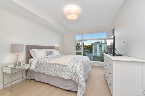 302-5118 Cordova Bay Rd, Saanich, BC - Indoor Photo Showing Bedroom
