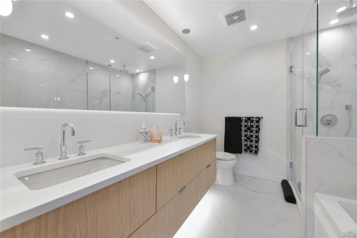 302-5118 Cordova Bay Rd, Saanich, BC - Indoor Photo Showing Bathroom