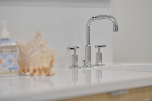 302-5118 Cordova Bay Rd, Saanich, BC - Indoor Photo Showing Bathroom