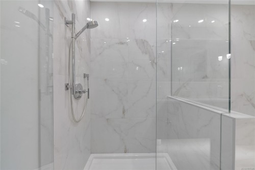 302-5118 Cordova Bay Rd, Saanich, BC - Indoor Photo Showing Bathroom