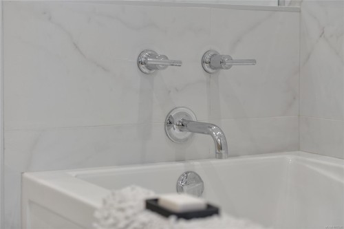 302-5118 Cordova Bay Rd, Saanich, BC - Indoor Photo Showing Bathroom