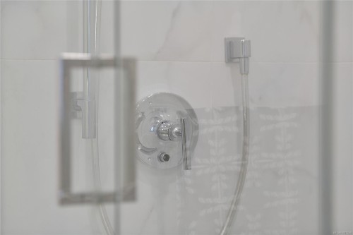 302-5118 Cordova Bay Rd, Saanich, BC - Indoor Photo Showing Bathroom