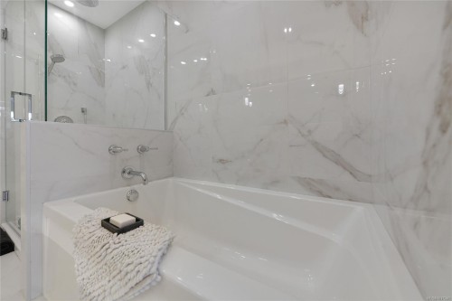 302-5118 Cordova Bay Rd, Saanich, BC - Indoor Photo Showing Bathroom