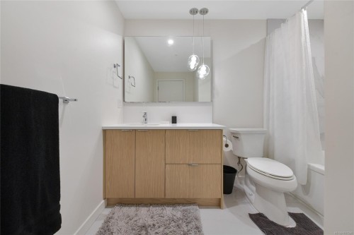 302-5118 Cordova Bay Rd, Saanich, BC - Indoor Photo Showing Bathroom