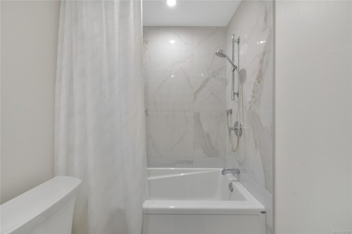 302-5118 Cordova Bay Rd, Saanich, BC - Indoor Photo Showing Bathroom