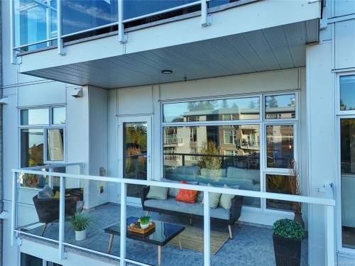 302-5118 Cordova Bay Rd, Saanich, BC - Outdoor