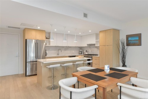 302-5118 Cordova Bay Rd, Saanich, BC - Indoor Photo Showing Kitchen