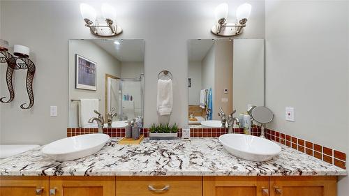 230 Boulder Creek, Cranbrook, BC - Indoor Photo Showing Bathroom