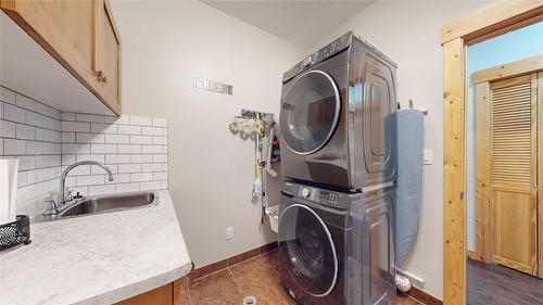 230 Boulder Creek, Cranbrook, BC - Indoor Photo Showing Laundry Room