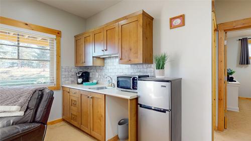 230 Boulder Creek, Cranbrook, BC - Indoor Photo Showing Kitchen