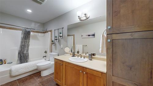 230 Boulder Creek, Cranbrook, BC - Indoor Photo Showing Bathroom