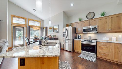 230 Boulder Creek, Cranbrook, BC - Indoor Photo Showing Kitchen With Double Sink With Upgraded Kitchen