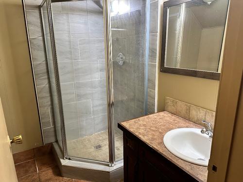 7910 Lakeview Drive, Coldstream, BC - Indoor Photo Showing Bathroom