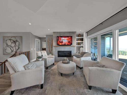 3866 Cimarron Drive, Kelowna, BC - Indoor Photo Showing Living Room With Fireplace