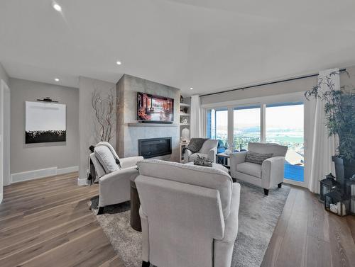 3866 Cimarron Drive, Kelowna, BC - Indoor Photo Showing Living Room With Fireplace