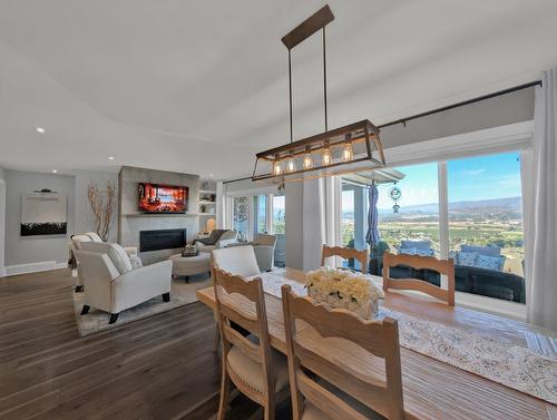 3866 Cimarron Drive, Kelowna, BC - Indoor Photo Showing Dining Room
