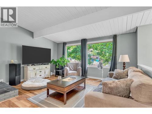 1415 Highland Drive S, Kelowna, BC - Indoor Photo Showing Living Room