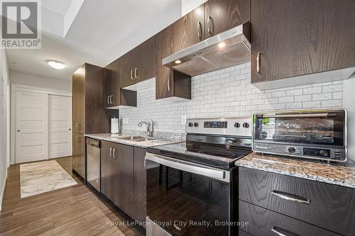 121 - 35 Kingsbury Square, Guelph (Pineridge/Westminster Woods), ON - Indoor Photo Showing Kitchen With Stainless Steel Kitchen With Upgraded Kitchen