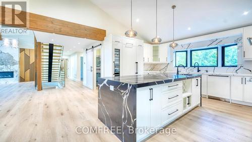4608 Trent Trail, Severn, ON - Indoor Photo Showing Kitchen With Upgraded Kitchen