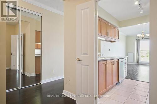 804 - 40 Old Mill Road, Oakville, ON - Indoor Photo Showing Kitchen