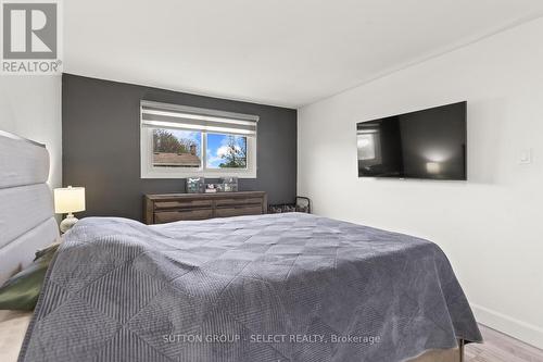 20 Lochern Road, London South (South T), ON - Indoor Photo Showing Bedroom