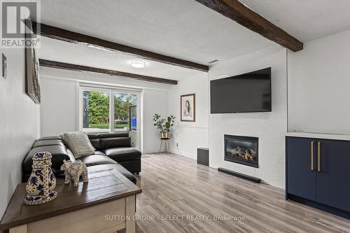 20 Lochern Road, London South (South T), ON - Indoor Photo Showing Living Room With Fireplace