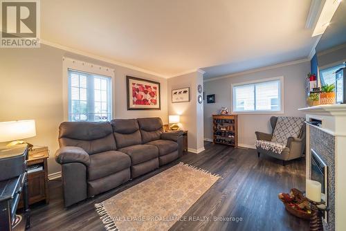 1 Kerr Crescent, Quinte West (Trenton Ward), ON - Indoor Photo Showing Living Room