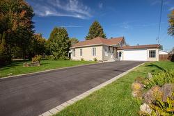 12 Rue Genest  Saint-Jean-Sur-Richelieu, QC J2X 2V1