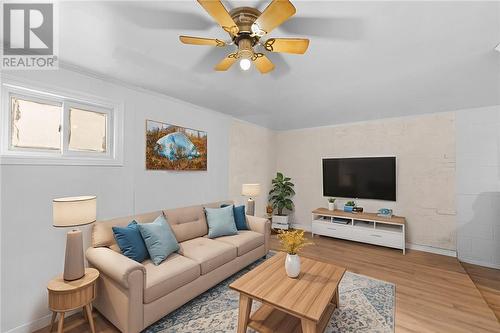 381 Leslie Street, Sudbury, ON - Indoor Photo Showing Living Room