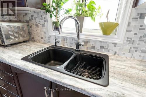 125 Gretel Place, Welland (N. Welland), ON - Indoor Photo Showing Kitchen With Double Sink