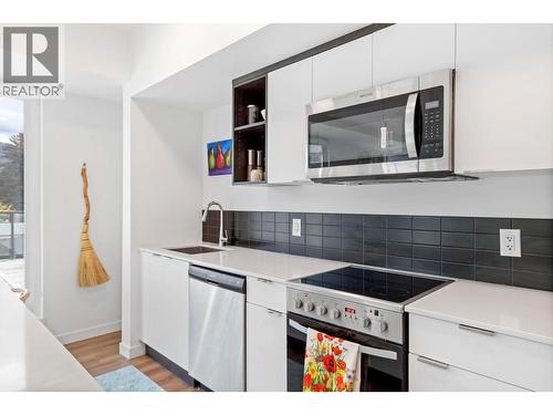 615 Rutland Road N Unit# 309, Kelowna, BC - Indoor Photo Showing Kitchen With Upgraded Kitchen