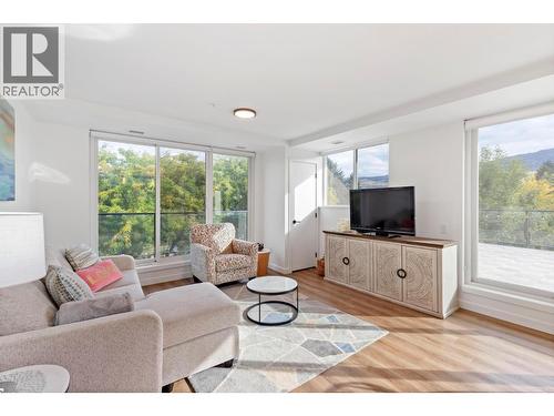 615 Rutland Road N Unit# 309, Kelowna, BC - Indoor Photo Showing Living Room