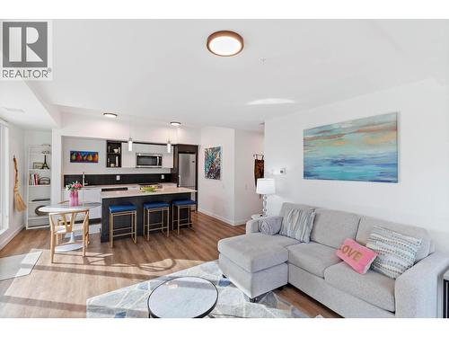 615 Rutland Road N Unit# 309, Kelowna, BC - Indoor Photo Showing Living Room