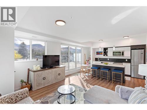 615 Rutland Road N Unit# 309, Kelowna, BC - Indoor Photo Showing Living Room