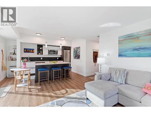 615 Rutland Road N Unit# 309, Kelowna, BC - Indoor Photo Showing Living Room