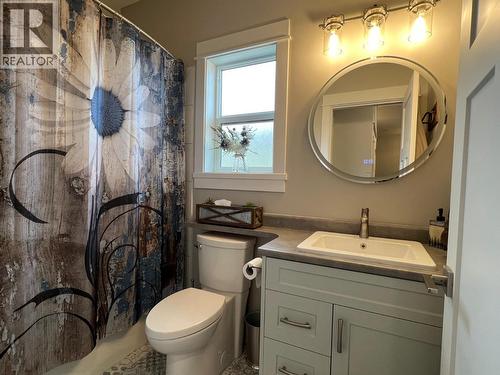 457 4 Th Street, Vernon, BC - Indoor Photo Showing Bathroom