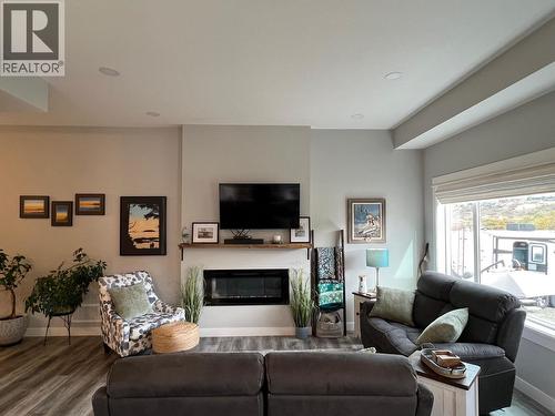 457 4 Th Street, Vernon, BC - Indoor Photo Showing Living Room With Fireplace