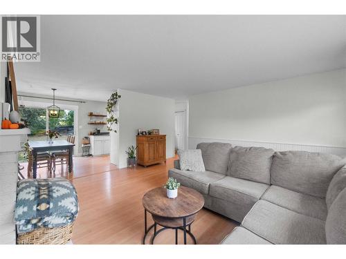 3091 28 Avenue Ne, Salmon Arm, BC - Indoor Photo Showing Living Room