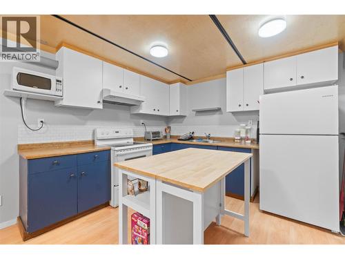 3091 28 Avenue Ne, Salmon Arm, BC - Indoor Photo Showing Kitchen