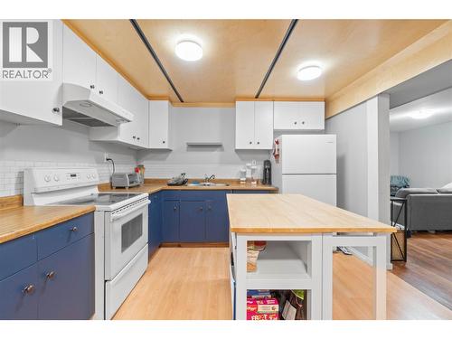 3091 28 Avenue Ne, Salmon Arm, BC - Indoor Photo Showing Kitchen With Double Sink