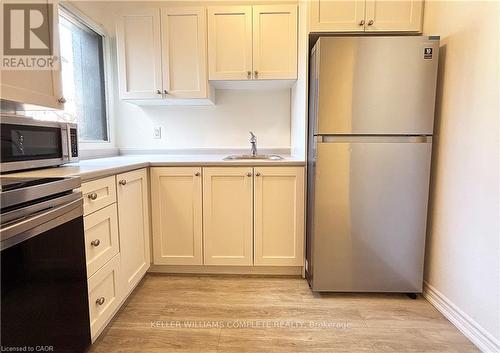 2 - 76 Wentworth Street S, Hamilton, ON - Indoor Photo Showing Kitchen