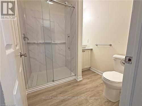 2 - 76 Wentworth Street S, Hamilton, ON - Indoor Photo Showing Bathroom