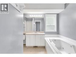 Bathtub and shower in the ensuite. - 