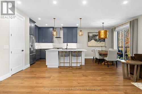 24 St Georges Court, Huntsville (Chaffey), ON - Indoor Photo Showing Kitchen With Upgraded Kitchen