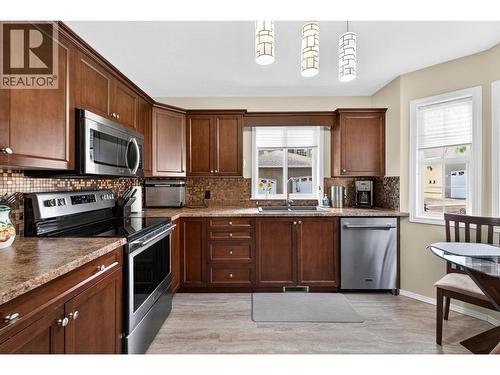 545 Glenmeadows Road Unit# 24, Kelowna, BC - Indoor Photo Showing Kitchen With Stainless Steel Kitchen