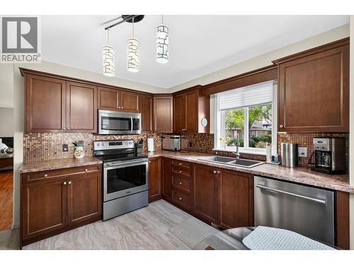 545 Glenmeadows Road Unit# 24, Kelowna, BC - Indoor Photo Showing Kitchen With Stainless Steel Kitchen With Double Sink
