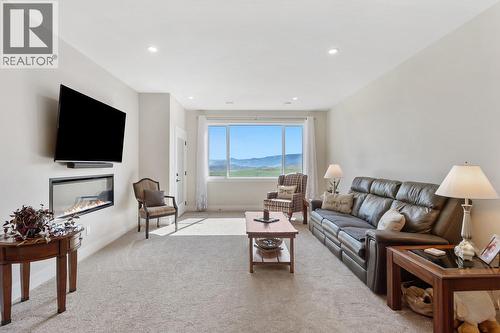 496 Silversage Place Unit# 2, Vernon, BC - Indoor Photo Showing Living Room